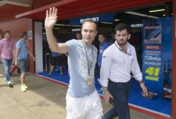 Andrés Iniesta visita los boxes de Yamaha y Honda