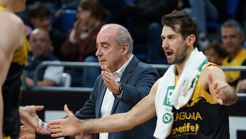 El entrenador de La Laguna Tenerife, Txus Vidorreta, durante el partido de la jornada 17 de la Liga Endesa que ambos equipos disputaron este sábado en el pabellón Santiago Martín de La Laguna (Tenerife).
