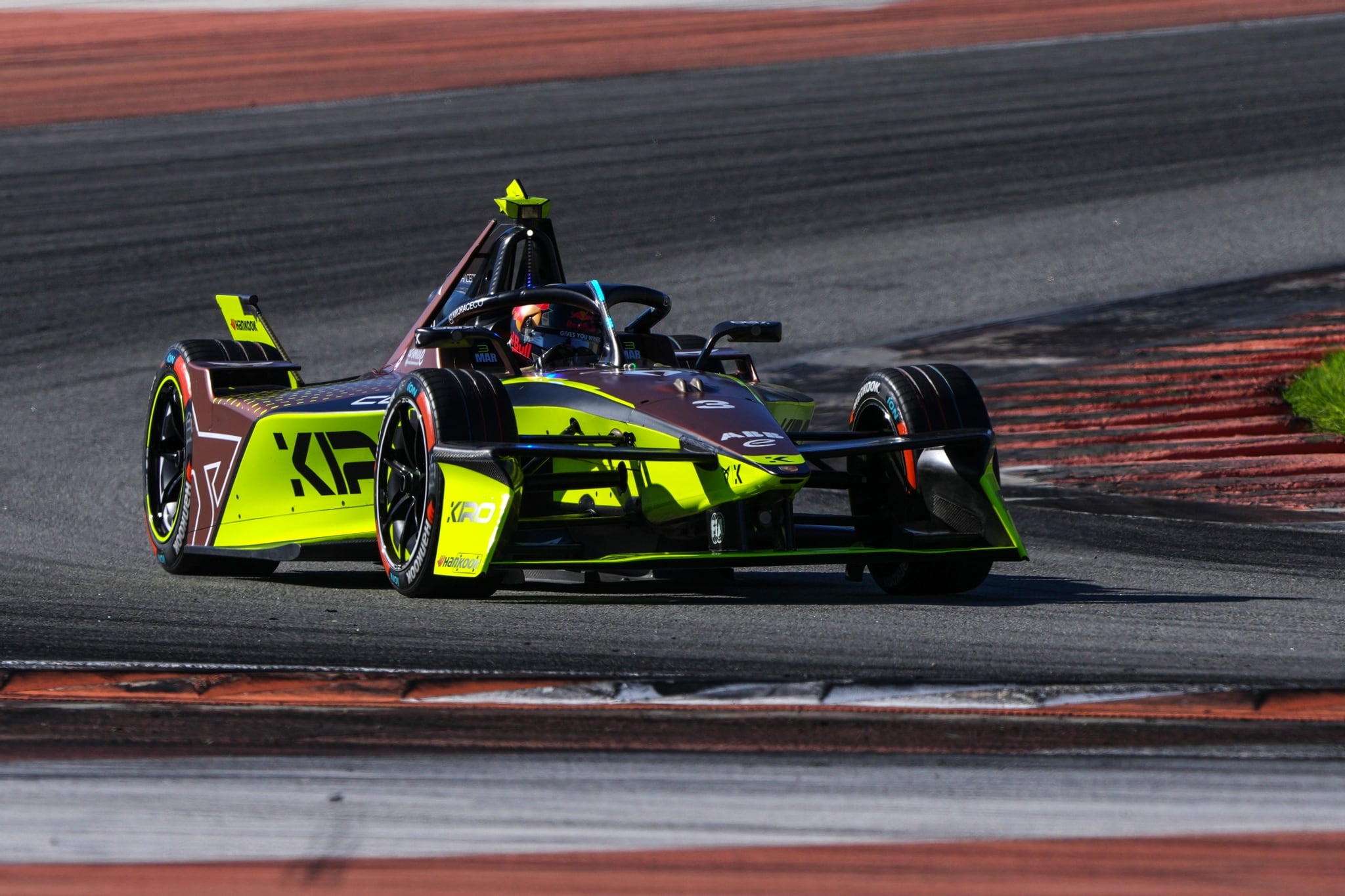 Pepe Martí, con el Cupra Kiro en Valencia.
