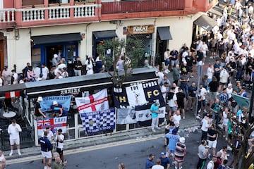 Bilbao ya acoge a los primeros aficionados del Tottenham y Manchester United, que disputarán la final de la Europa League en San Mamés. La ciudad vive un ambiente vibrante, con la final como protagonista en calles.
