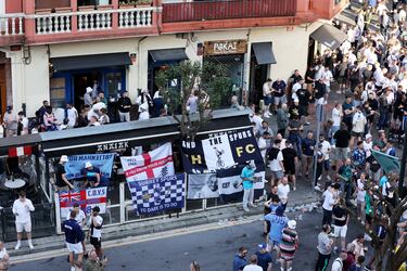 Bilbao ya acoge a los primeros aficionados del Tottenham y Manchester United, que disputarán la final de la Europa League en San Mamés. La ciudad vive un ambiente vibrante, con la final como protagonista en calles.
