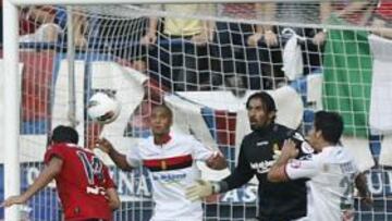 <b>HÁBIL. </b>Raúl García se adelanta a la defensa mallorquinista para marcar el primero de sus dos goles al equipo bermellón.