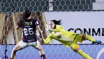 AMDEP6749. BANFIELD (ARGENTINA), 15/10/2025.- Nicole Ramos (d) de Corinthians ataja en balón este miércoles, durante un partido por las semifinales de la Copa Libertadores Femenina entre Corinthians y Ferroviária en el estadio Florencio Sola, en Banfield (Argentina). EFE/ Juan Ignacio Roncoroni