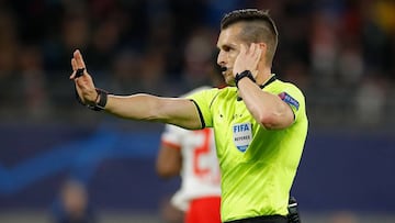 Spanish referee Carlos del Cerro Grande calls Leipzig&#039;s German forward Timo Werner&#039;s goal offside during the UEFA Champions League football match between RB Leipzig and Tottenham Hotspur, in Leipzig, eastern Germany on March 10, 2020. (Photo by 