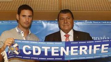 <b>VIENTO EN POPA. </b>Melli y Santiago Llorente posan con la bufanda en la presentación del primero.