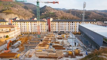 Imagen de las obras de construcción del futuro campo anexo de Ipurua, y de los bajos de la tribuna oeste, el 13 de febrero.