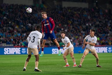 1-0. Centro desde la derecha de Raphinha con rosca y Fermín López, remata de cabeza cruzado superando a Giorgi Mamardashvili.