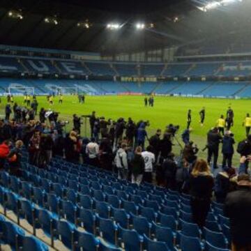 El Barcelona se entrenó ayer por última vez en el Etihad Stadium antes del partido de hoy. Las previsiones apuntan que durante el encuentro es muy posible que llueva.