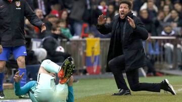 Simeone vivió el choque en tensión, casi como un jugador más, como se ve en la imagen.
