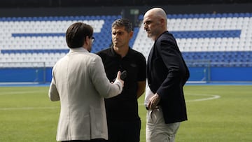 Antonio Hidalgo, el nuevo entrenador del Depor, habla con Fernando Soriano y Massimo Benassi.