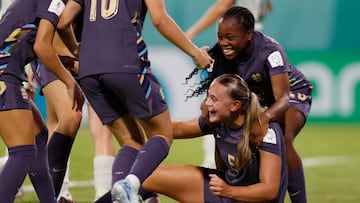 EVE4471. SANTIAGO DE LOS CABALLEROS (REPÚBLICA DOMINICANA), 20/10/2024.- Jugadoras de Inglaterra celebran un gol este domingo, en un partido del grupo A de la Copa Mundial Femenina sub-17 entre las selecciones de República Dominicana y Nueva Zelanda en el estadio de Cibao Fútbol Club en Santiago de los Caballeros (República Dominicana). EFE/ Diana Sánchez