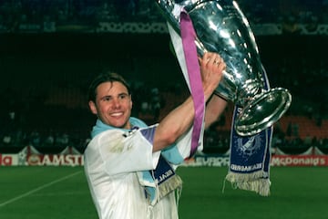 Fernando Redondo posa con la Copa de Europa.