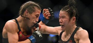 Weili Zhang y Joanna Jedrzejczyk intercambian golpes en su combate en el UFC 248.