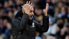 Guardiola reacciona en un partido ante el Leicester