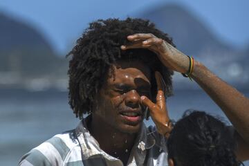 Robert Malengreau, fundador de la ONG UmRio, imparte clases de rugby a los jóvenes de la favela de Morro do Castro, en Niteroi, Río de Janeiro. Apoyando así a los más pequeños de las comunidades afectadas por el crimen y la violencia, para que puedan acceder a nuevas oportunidades.