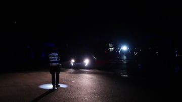 Calles sin electricidad durante el apagón en Coruña, a 28 de abril de 2025, en A Coruña, Galicia (España). Un apagón eléctrico ha asolado España, Portugal y parte de Francia a las 12.30h. de la mañana. Sin saber aún las causas concretas del apagón, poco a poco se recupera el suministro eléctrico en todas las regiones de la Península Ibérica. Algunas ciudades y municipios han estado más de 12 horas sin luz, y otras zonas aún no la han recuperado.
29 ABRIL 2025
Gustavo de la Paz / Europa Press
29/04/2025