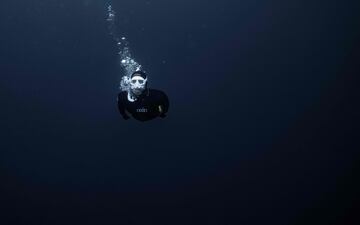 El cinco veces campeón mundial de apnea Arthur Guerin-Boeri de Francia nada en busca de orcas al norte de Noruega en el Círculo Polar Ártico.