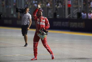Sebastian Vettel saludando a los seguidores presentes en el circuito.
