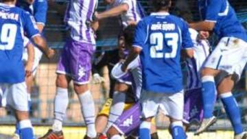 <b>GOL ANULADO. </b>Lombán remató a la red tras un saque de esquina pero el colegiado pitó falta del defensa local. Noevitó el triunfo local.