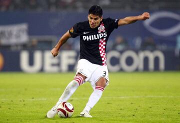 En 2006, Salcido dio el salto a la Eredivisie con el PSV de Holanda y se coronó campeón esa misma temporada.