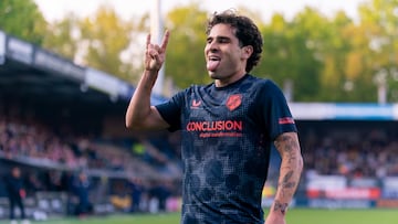 Miguel Rodr¨ªguez celebra un gol con el Utrecht.