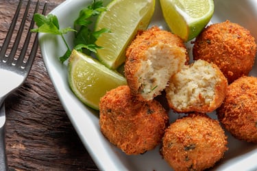 Un gran número de los turistas que llegan a Madrid pasan por la calle Preciados. Las croquetas de bacalao son una especialidad culinaria típica de España y Portugal, consistente en una masa cremosa de bechamel (a veces con patata) y bacalao desalado desmigado, que se reboza y fríe hasta quedar crujiente por fuera.