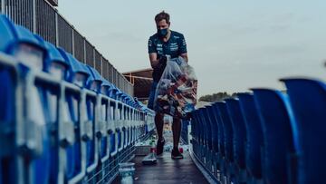 Vettel recogiendo basura de la grada en Silverstone.