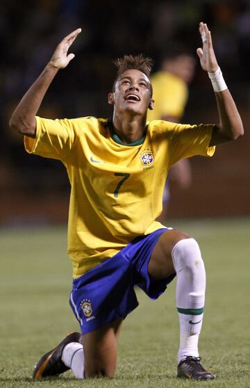 El 17 de enero de 2011 Neymar hizo 4 goles en un partido por primera vez en su carrera. Fue ante Paraguay en el torneo Sudamericano sub 20.