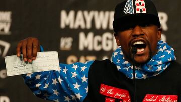 United States Boxing - Staples Center Los Angeles - July 11, 2017 Boxer Floyd Mayweather holds up a check. REUTERS/Lucy Nicholson     TPX IMAGES OF THE DAY