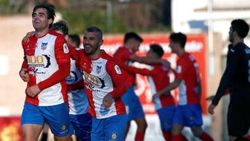 GRAF2586. NAVALCARNERO (MADRID), 17/01/2021.- El delantero del Navalcarnero Juan Esnaider (i) celebra el tercer gol de su equipo ante el Eibar, durante el partido de dieciseisavos de final de la Copa del Rey que se disputa este domingo en el Estadio Munic