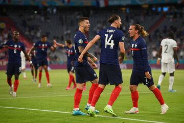 1-0. Lucas Hernández, Adrien Rabiot y Antoine Griezmann celebran el primer gol que marca Mats Hummels en propia puerta.