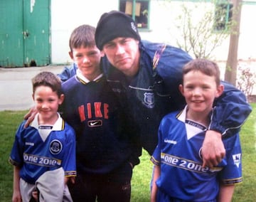 Otra más junto a sus hermanos. Aquí con la foto del recuerdo junto a Duncan Ferguson.