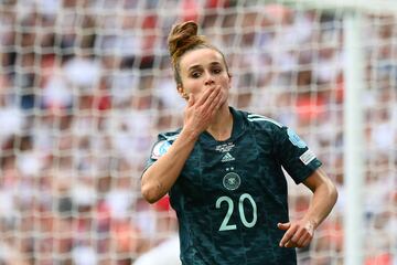 Lina Magull celebra el 1-1 para Alemania.
