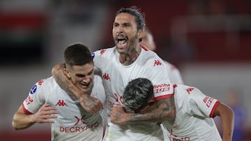 AMDEP779. BUENOS AIRES (ARGENTINA), 06/04/2023.- Lucas Castro (c) de Huracán celebra un gol hoy, en un partido de la fase de grupos de la Copa Sudamericana entre Huracán y Guaraní en el estadio Tomás Adolfo Ducó, en Buenos Aires (Argentina). EFE/Juan Ignacio Roncoroni
