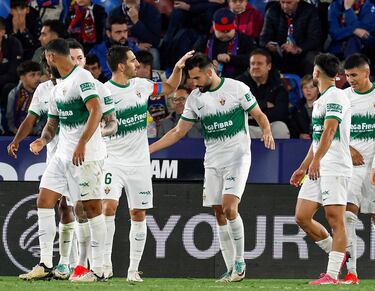 Asistente y goleador fue partícipe de las mejores acciones de ataque ilicitano. Su banda fue un peligro constante. Aunque su gran partido no sivió para la victoria de su equipo.