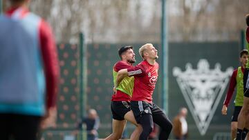 La Gumina y Verdasca pugnan por hacerse con un balón aéreo durante el entrenamiento del Mirandés.