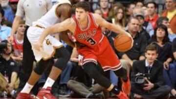 Doug McDermott, defendido por Tristan Thompson (Cavs), durante la pretemporada.