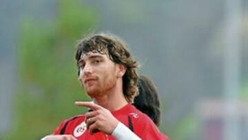 <b>BROMEANDO. </b>Amorebieta pide el cambio durante un entrenamiento.