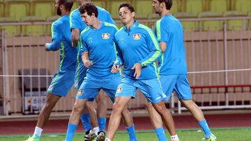 Chicharito entrenando con el Bayer Leverkusen.