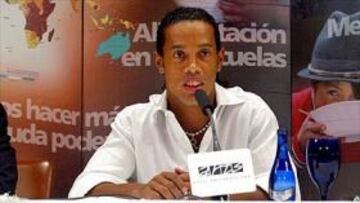 <b>ILUSTRE LISTA DE EMBAJADORES</b>. Ronaldinho se une a Kaká (AC Milan); el atleta keniata Paul Tergat; el jugador de cricket Muttiah Muralitharan de Sri Lanka; y los ex campeones mundiales de rugby Nick Farr-Jones de Australia y David Kirk de Nueva Zelanda.