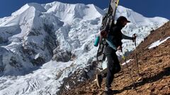 Ana Salvador subiendo la cordillera Real de Bolivia en su proyecto 6000split de sliptboard. 