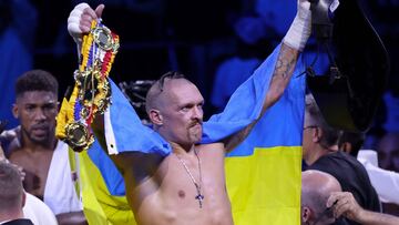 El boxeador Oleksandr Usyk celebra su victoria ante Anthony Joshua en el combate por los títulos WBA, WBO, IBF e IBO de los pesos pesados.