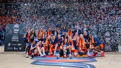 Las jugadoras del Valencia Basket, con la Copa de la Reina.