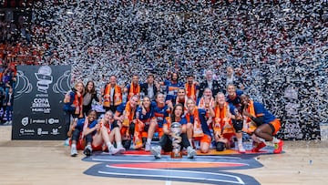 Las jugadoras del Valencia Basket, con la Copa de la Reina.