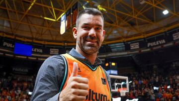 02/10/22 BALONCESTO PARTIDO ACB ENDESA
VALENCIA BASKET - JOVENTUT
HOMENAJE
RAFA MARTINEZ
CAMISETA 17