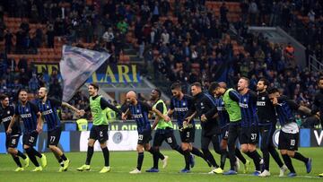 Los jugadores del Inter celebran un triunfo con su afición.