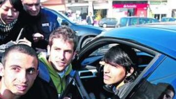 <b>ACLAMADO. </b>Agüero fue aclamado ayer por los seguidores del Atlético, que esperaron su salida del entrenamiento rojiblanco.