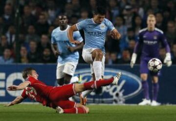 Sergio Agüero del City intenta irse de Toni Kroos.