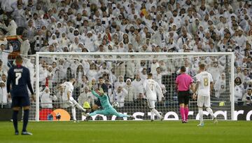 Benzema marcó los dos goles locales del empate a dos contra los franceses. En la imagen, el 1-0.