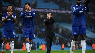 Everton&#039;s Portuguese manager Marco Silva (C), Everton&#039;s English striker Theo Walcott (L), and Everton&#039;s Portuguese midfielder AndrxE9 Gomes applauds the fans following the English Premier League football match between Manchester City and Ev